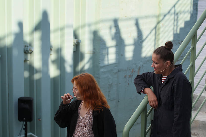 Актрисы Карина Хуртина и Екатерина Чилингарашвили в спектакле «Фро»