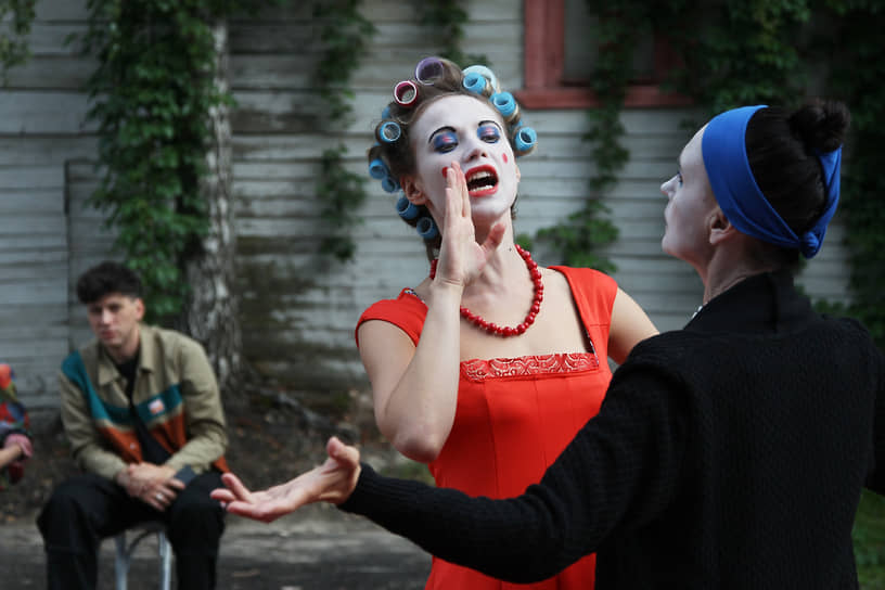 Актриса Полина Майорова в сцене спектакля «Самоубийца»