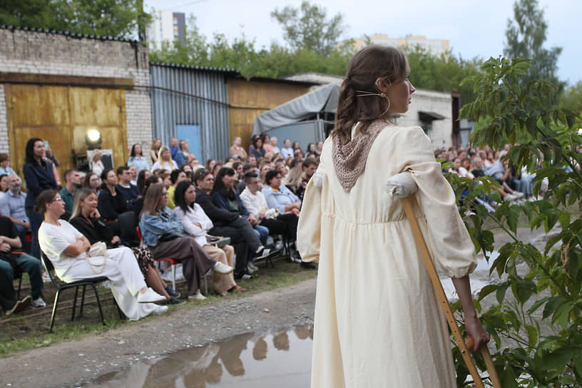 Актриса Анна Энская во время спектакля «Карамазов»