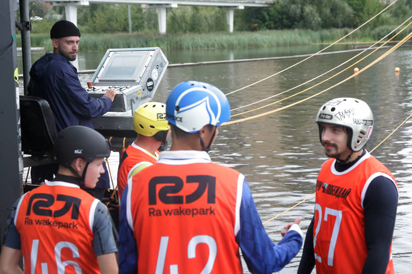 Оператор трассы ждет очередного стартующего