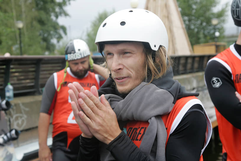 Спортсмен греется после заплыва