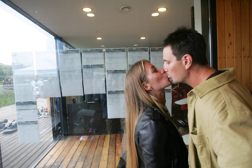 У стенда с результатами заплывов