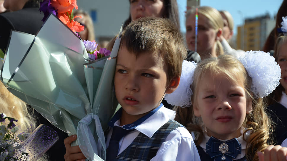 Первоклассники на торжественной линейке 2 сентября в Нижнем Новгороде