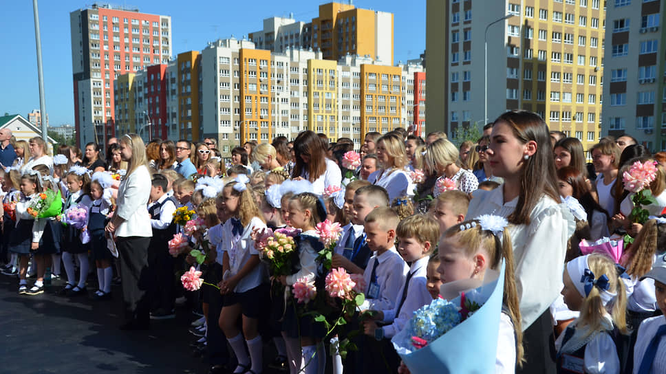 Учителя с первоклассниками на линейке 2 сентября в Нижнем Новгороде