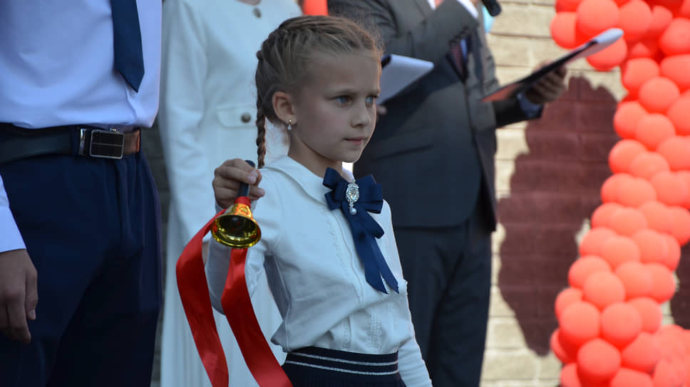 Первоклассница дает первый звонок