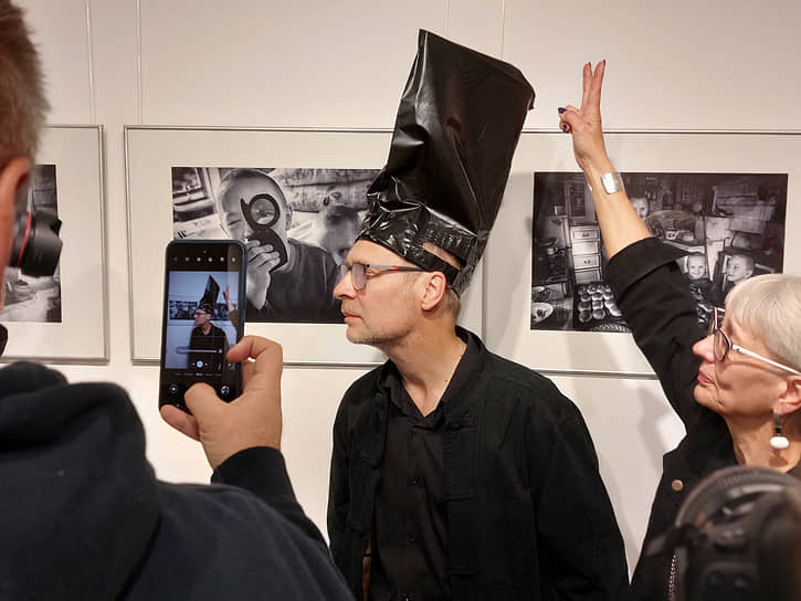 Фотограф Павел Смертин и искусствовед Наталья Ударцева позируют коллегам