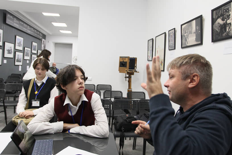 Фоторепортер газеты &quot;Коммерсантъ Санкт-Петербург&quot; Алексей Смагин ведет портфолио-ревю для учащихся Школы креативных индустрий