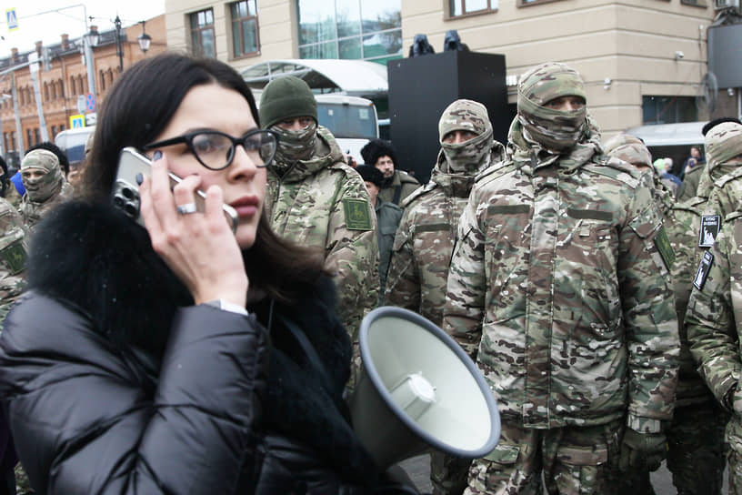 Самоделкина Мария, депутат городской Думы Нижнего Новгорода с мегафоном перед строем добровольцев