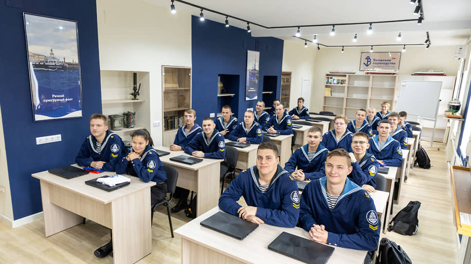 Курсанты-второкурсники Волгоградского техникума водного транспорта имени адмирала флота Н.&amp;nbsp;Д.&amp;nbsp;Сергеева в новой брендированной аудитории Волжского пароходства