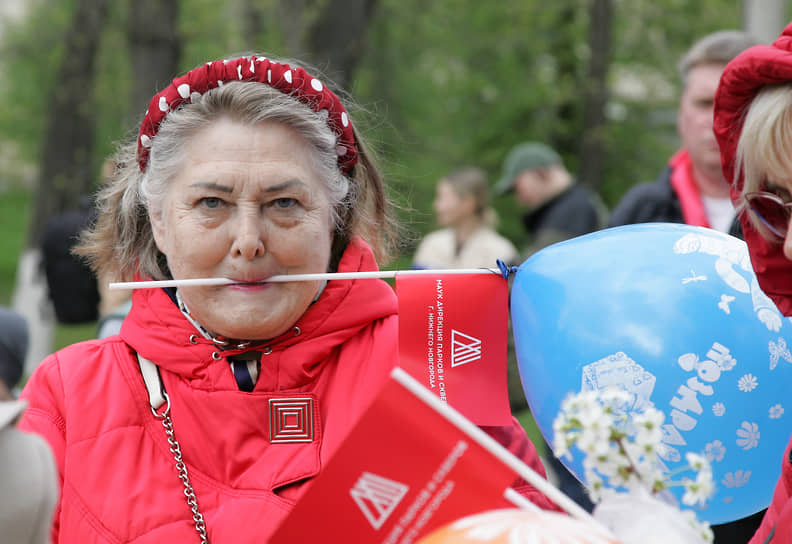 1 мая. Участница ностальгического первомайского шествия с оркестром по территории Автозаводского парка