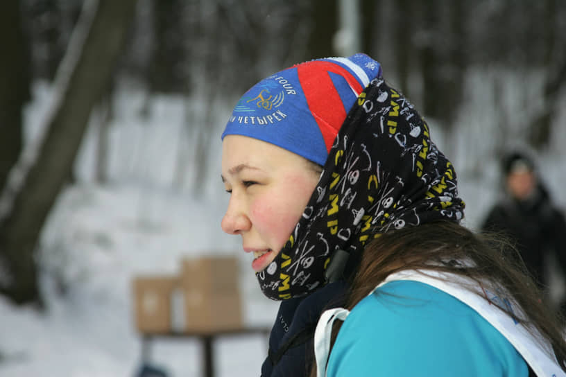 Лыжница готовится к забегу