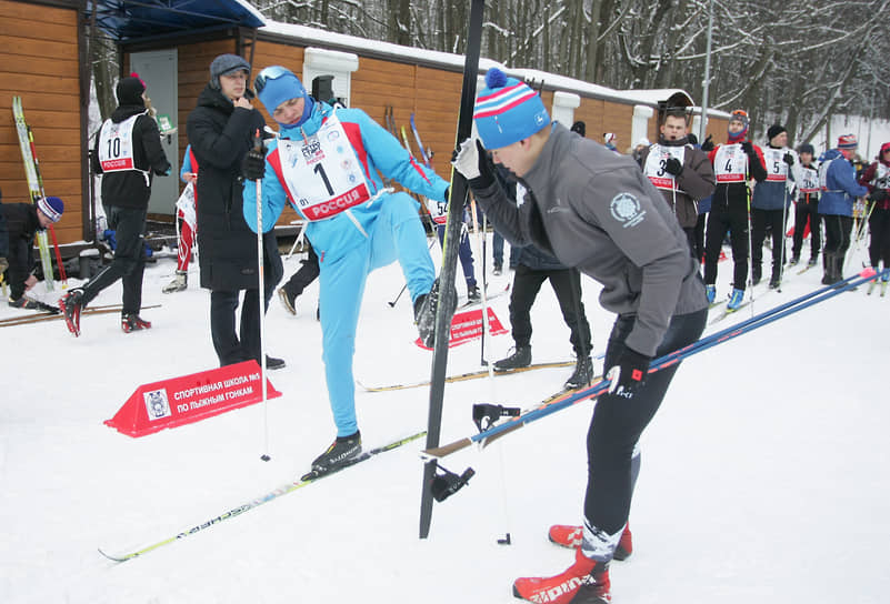 Спортсмены проверяют состояние лыж