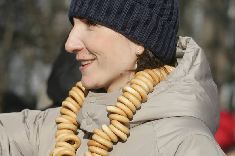Женщина с бусами из баранок