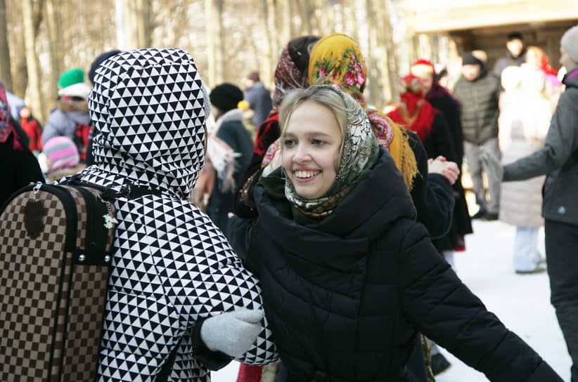 Девушки танцуют под музыку