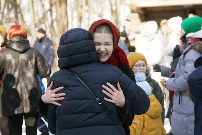 Участники праздника обнимаются
