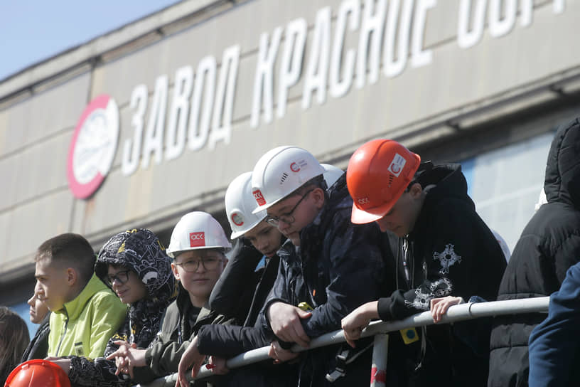 Традиционные гости сормовских праздников местные школьники