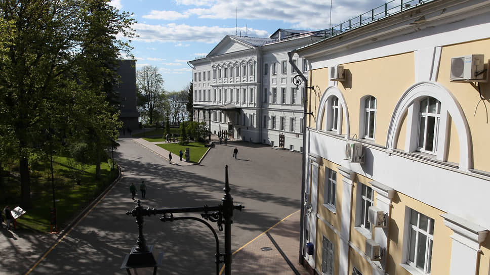 Дом губернатора (в центре)