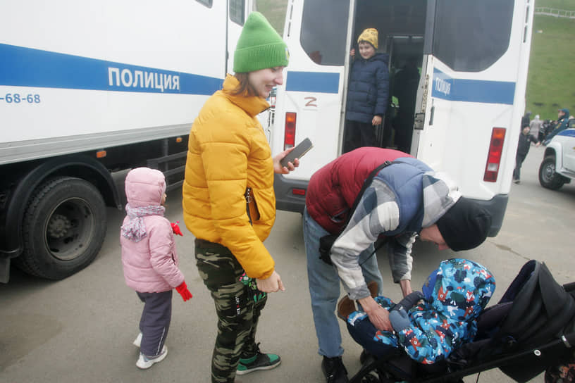 Семья с детьми во время экскурсии по автозаку