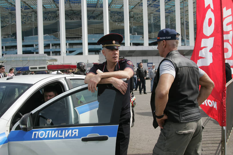 Байкер советуется с офицером ДПС