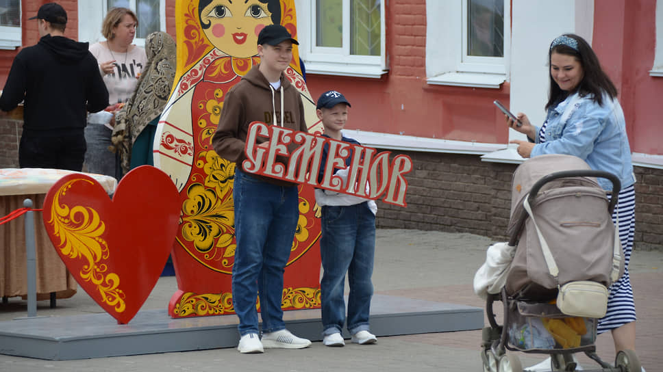 Туристы фотографируются с табличкой "Семенов"