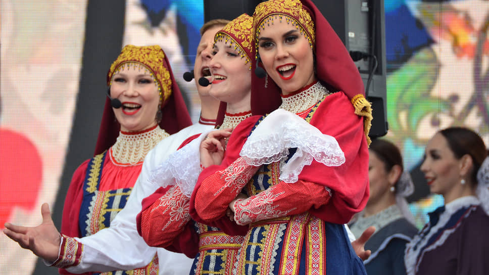 Участницы фольклорного ансамбля в народных костюмах во время выступления