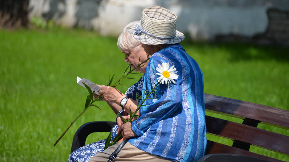 Посетительницы парка читают буклет, посвященный его открытию 