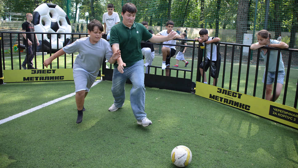 Игры в спортивной зоне парка 