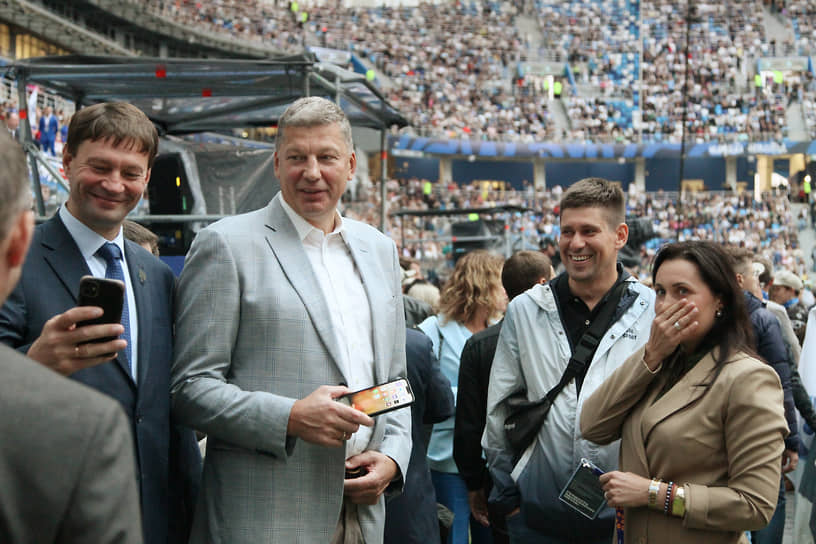 Панов Сергей, президент баскетбольного клуба «Нижний Новгород» (второй слева)