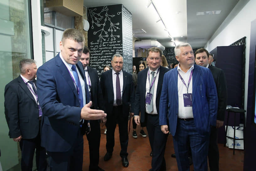 Осмотр стендов региональных ОЭЗ. На снимке слева направо: директор Ассоциации кластеров, технопарков и ОЭЗ России Михаил Лабудин, Исмагилов Денис, министр экономического развития и инвестиций Нижегородской области, Мурзин Александр, главный федеральный инспектор по Нижегородской области, Сорокин Святослав, заместитель министра экономического развития России и Ищенко Игорь, директор АО «Корпорация развития Нижегородской области»