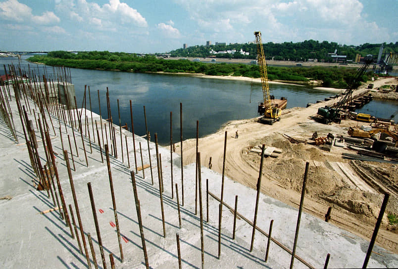 Июль 2001 года. Строительство опор совмещенного метромоста через Оку