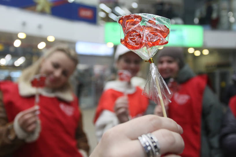 Волонтеры раздают фирменные леденцы