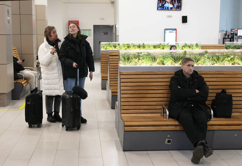 Пассажиры в зале ожидания