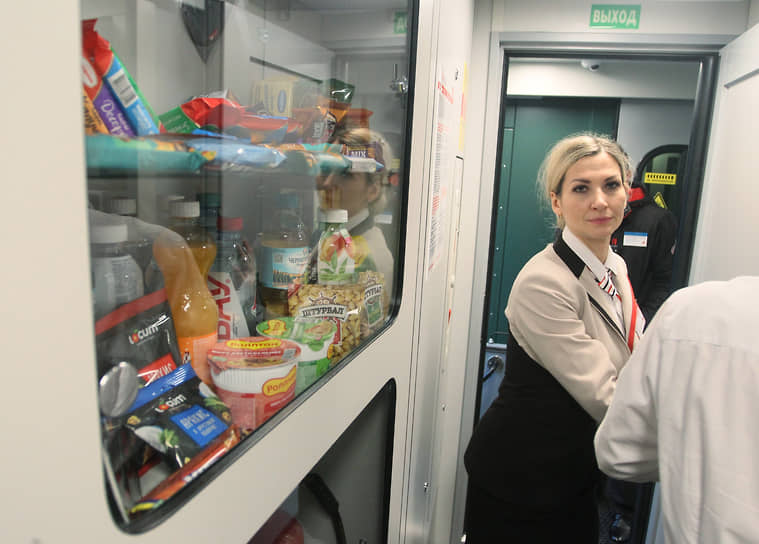 Проводница около вагонного буфета