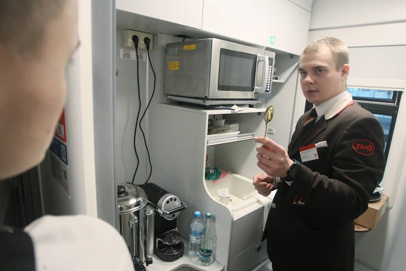 Проводники пересчитывают ложечки