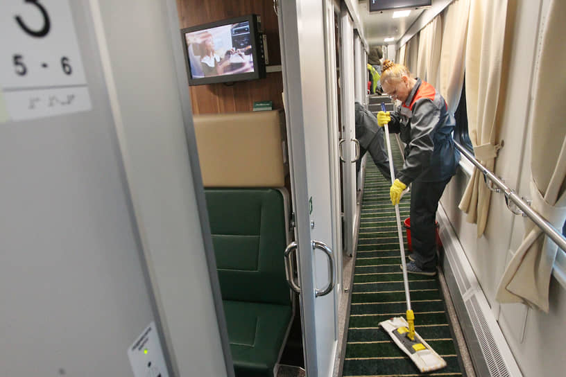 Влажная уборка в коридоре вагона