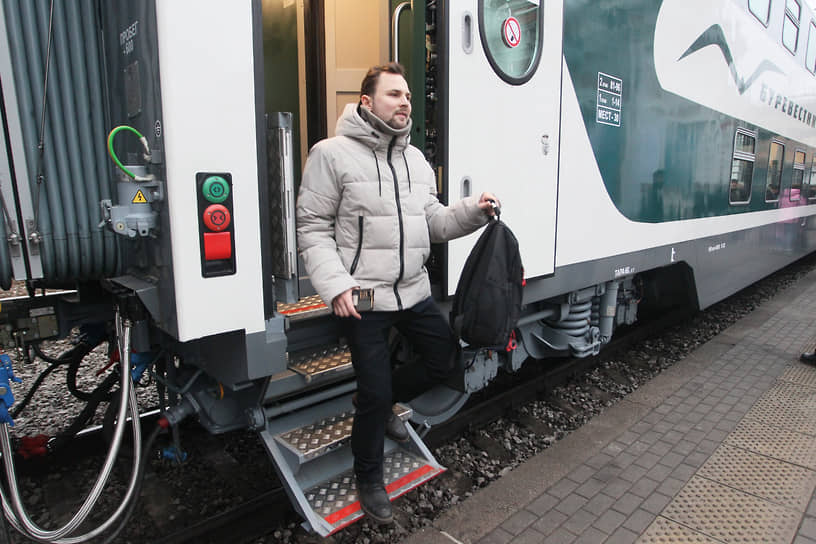 Пассажир выходит из вагона