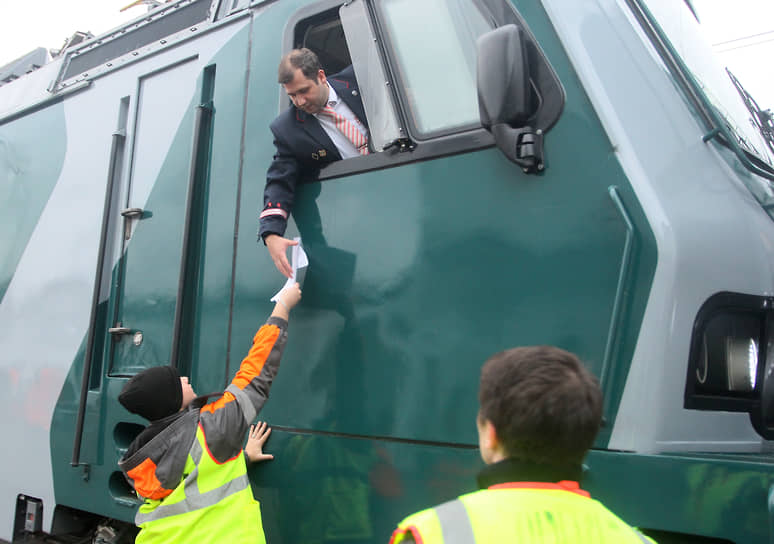 Машинист получает маршрутную документацию