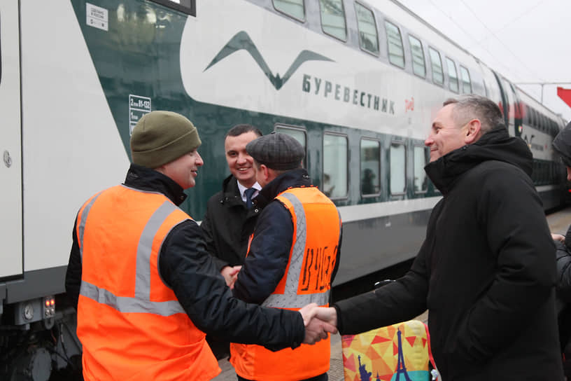 Железнодорожники поздравляют друг друга с праздником