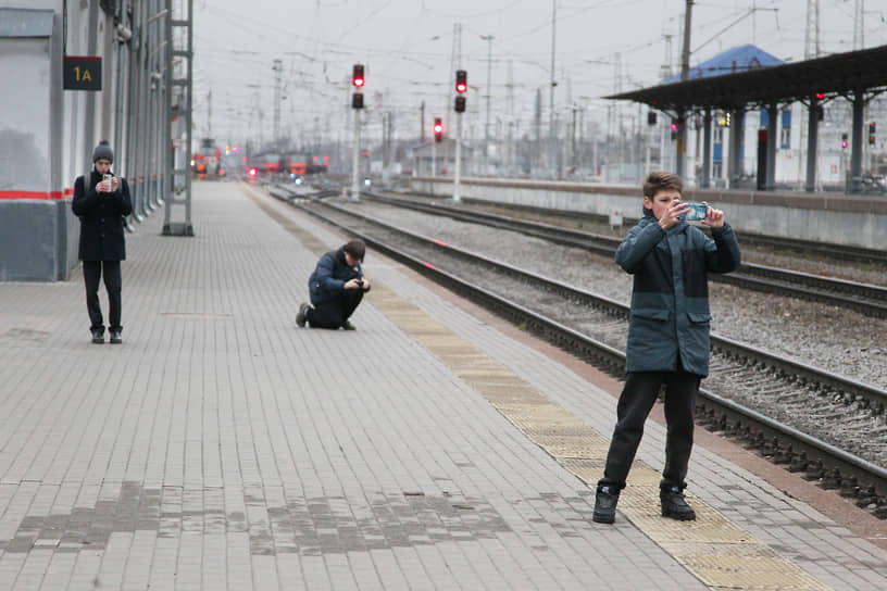 Курсанты детской железной дороги фотографируют поезд