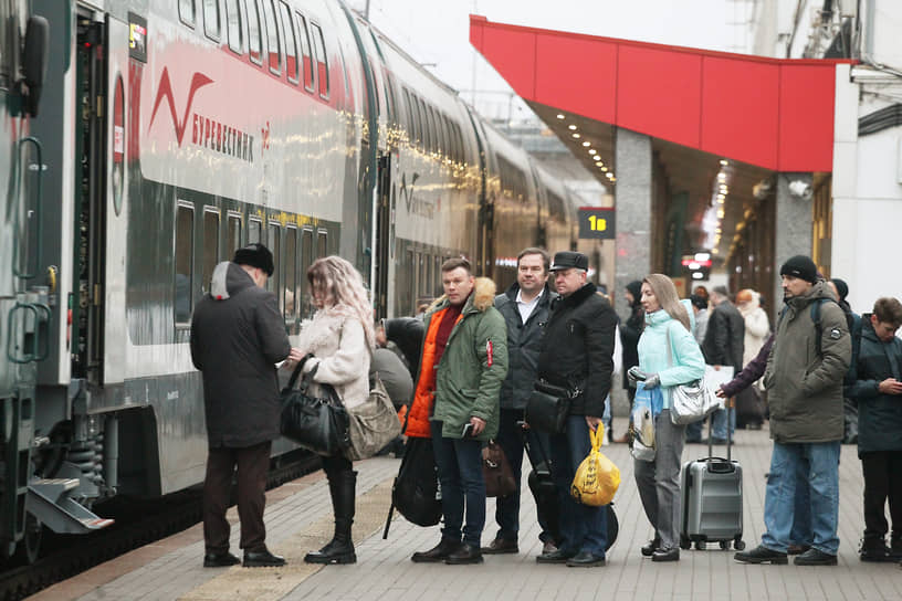 Посадка пассажиров в сидячий вагон