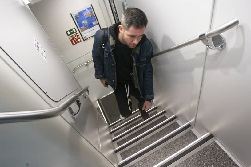 Пассажир поднимается на второй этаж вагона