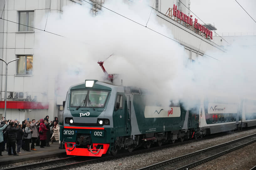 Поезд прибывает на первую платформу