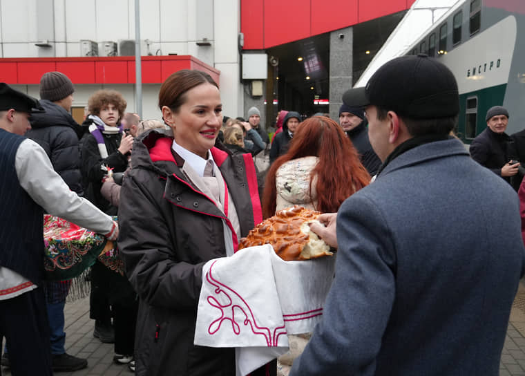 Проводница подает хлеб-соль