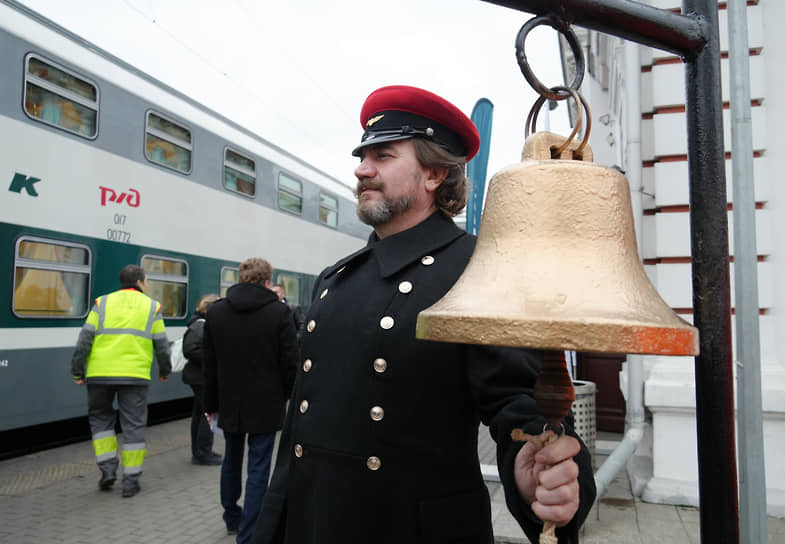 Аниматор в дореволюционной униформе у склянки