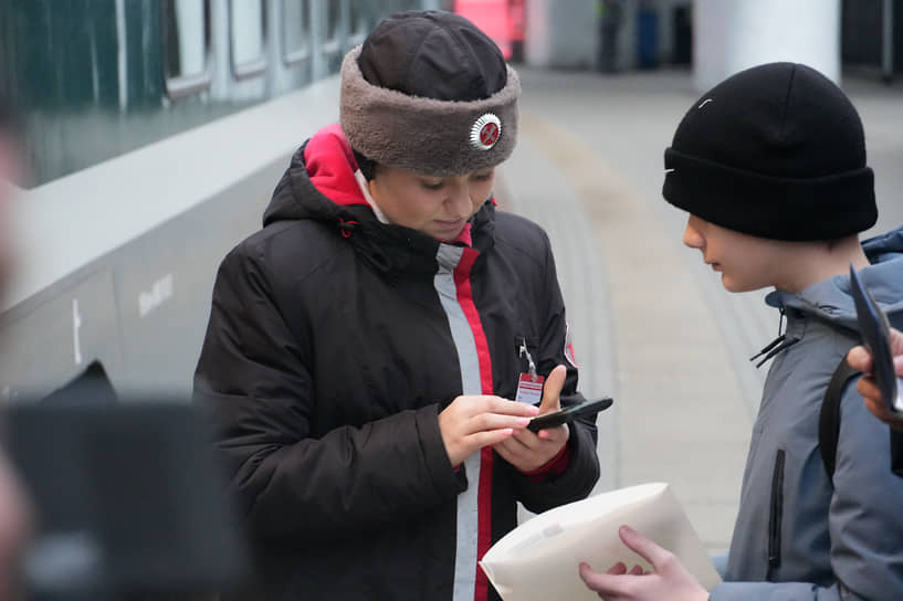 Проводница проверяет билеты