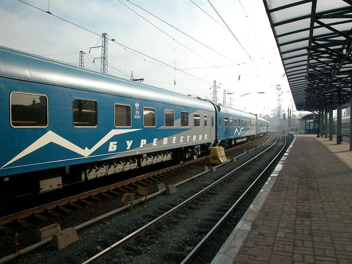 Поезд «Буревестник» у платформы