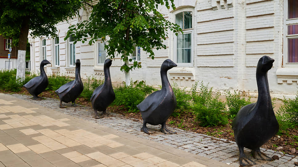 Скульптуры гусей на улице Карла Маркса в Арзамасе