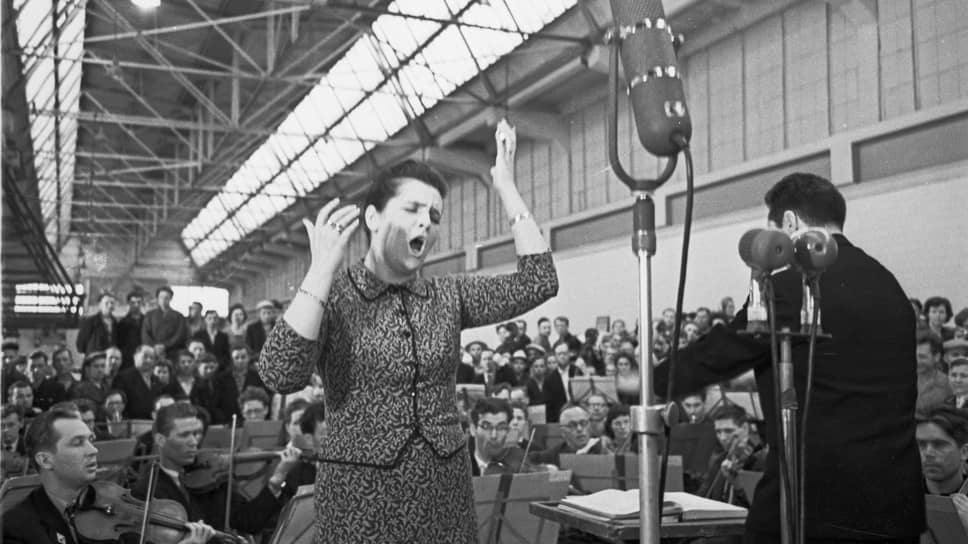 Оперная певица Галина Вишневская в цехе Горьковс­кого автозавода, 1962 г. Концерты в рамках фестиваля «Современная музыка» проходили не только на сцене Горьковской филармонии, но даже в цехах автозавода — с аншлагом.  
