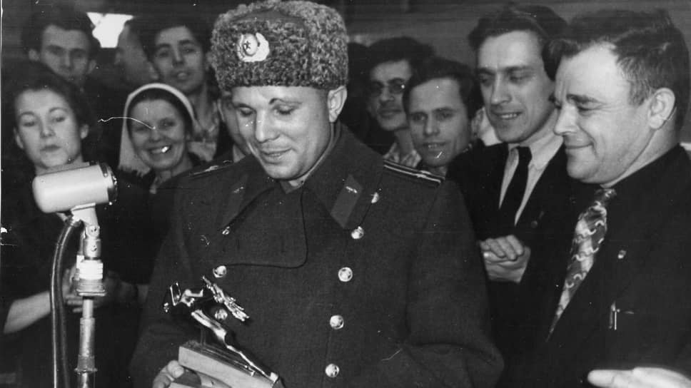Космонавт Юрий Гагарин на Горьковском автозаводе, февраль 1963 г. Юрий Гагарин приехал на Горьковский автозавод по собственной инициативе на подаренной ему «Волге» — ГАЗ-21: хотел, чтобы ее отладили профессионалы. На одной из встреч с автозаводцами полный тезка космонавта, наладчик Юрий Гагарин вручил ему статуэтку оленя — как на капотах легендарных машин.  