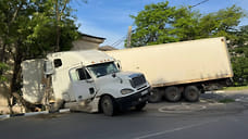 В Новороссийске грузовой автомобиль с прицепом въехал в жилой дом